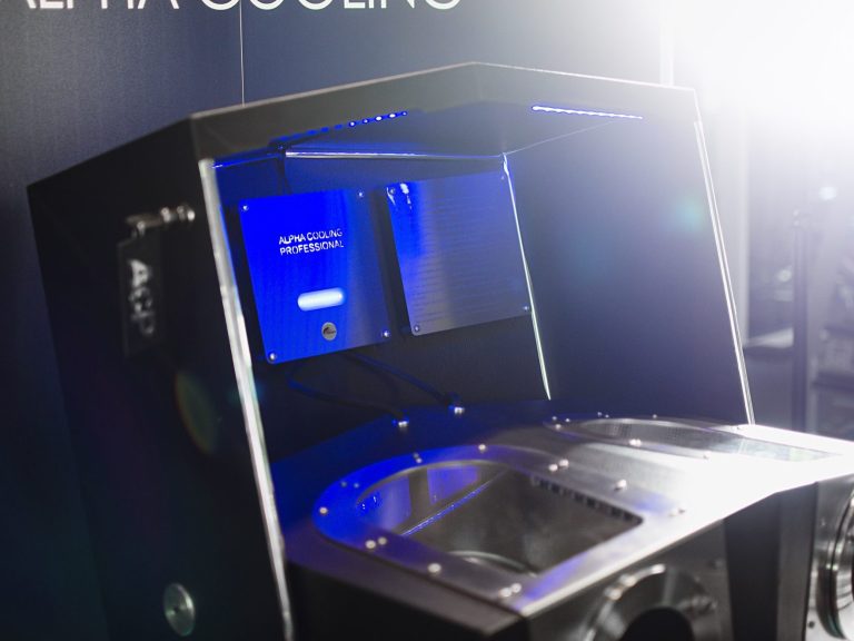 Hände reinigen im Freien das Gehäuse eines Desktop-PCs mit einem elektrischen Staubwedel.